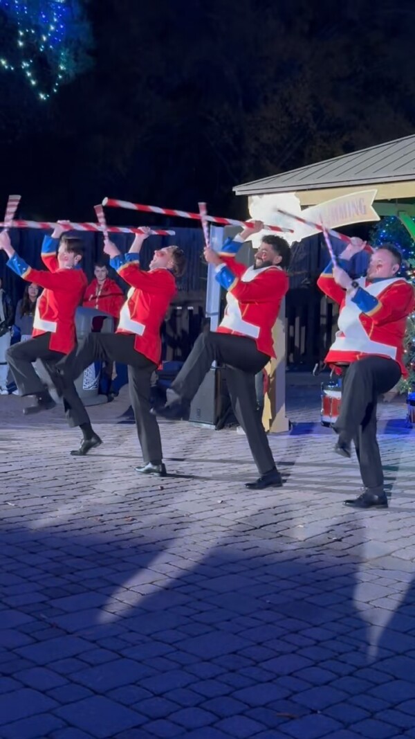 Happy Opening to FOUR DRUMMERS DRUMMING at the iconic Kings Dominion!From “Candy Cane Commotion” to the “3 Kings Shuffle” the guests are crowding the midway to experience these festive noisemakers at Winterfest!  kingsdominionva 

vicfirth 
pearl_drums 

\//\//

windishentertainment togetherontheupbeat comecreatewithus liveentertainment drummers drumline fourdrummersdrumming kingsdominion winterfest