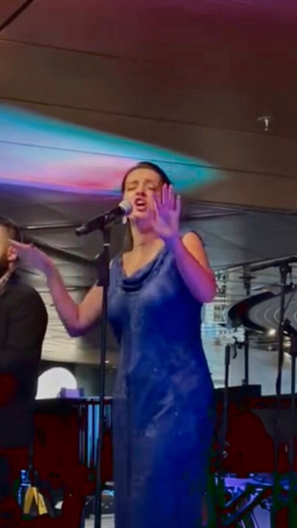 Michaela & The Ocean Band.
‘(??? ???? ?? ???? ????) ? ??????? ?????’ - ARETHAFRANKLIN cover

?️ & ? michaelaagroth 
? saspencer1992 
? cristiansanluis 
? mikeschefflin 
? kbeats2020 

windishentertainment hollandamericaline 
naturalwoman arethafranklin youmakemefeellikeanaturalwoman livemusic cruiseshipmusician femalevocalist zaandamoceanband hollandamericaline oceanbar vocals